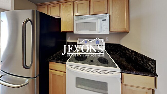 Building Photo - Charming top-floor condo with fully equipp...