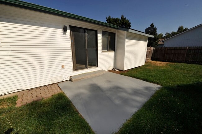 Building Photo - 3 bed 2 bath rancher duplex close to Hayden Lake