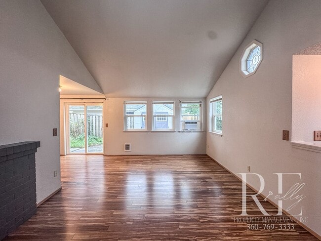 Building Photo - Charming 3-Bed Tacoma Home with Skylights & Unique Touches