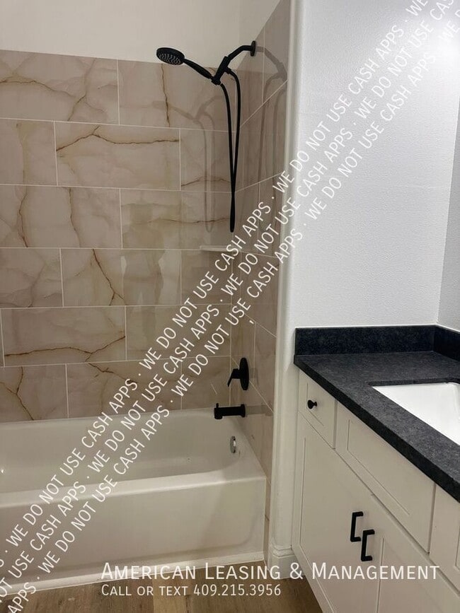 Building Photo - 1003 Lynn-D