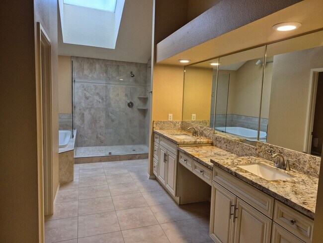 Building Photo - Beautiful  4 bedroom 2.5 bath with loft & Pool