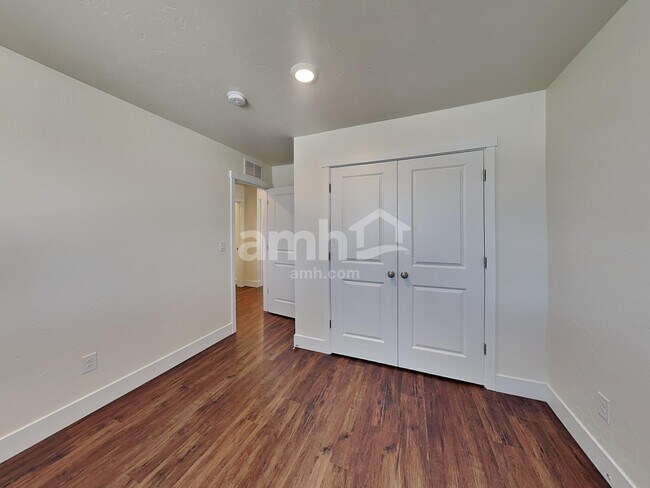 Building Photo - 706 S Retort Ave