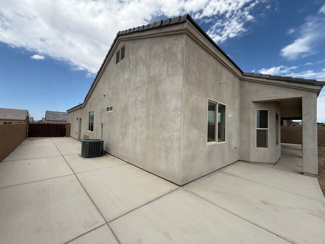Building Photo - 4 Bedroom in Villa Chaparral!