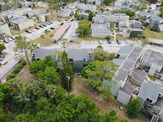 Building Photo - "Cozy 1-Bedroom Gem with Elegant Hardwood ...
