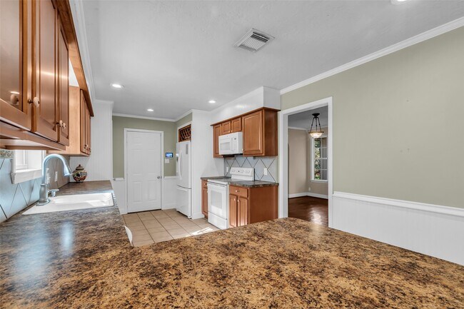 Building Photo - 23826 Farm Hill Dr