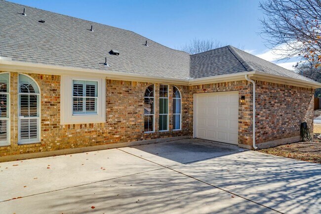 Building Photo - 2916 Alsatia Dr