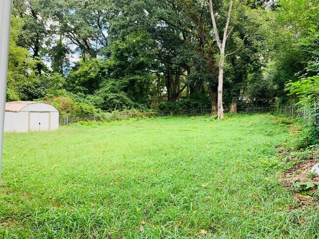 Building Photo - Wow! Grant Park Location! 3 bed, 2 bath, h...