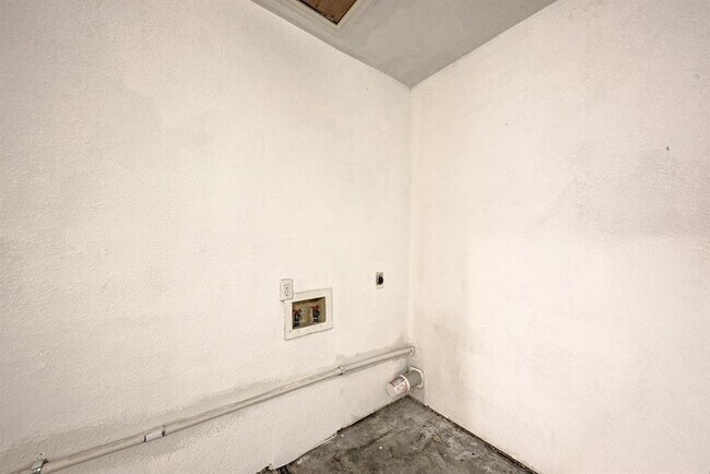 Building Photo - 1502 Sagebrush Dr