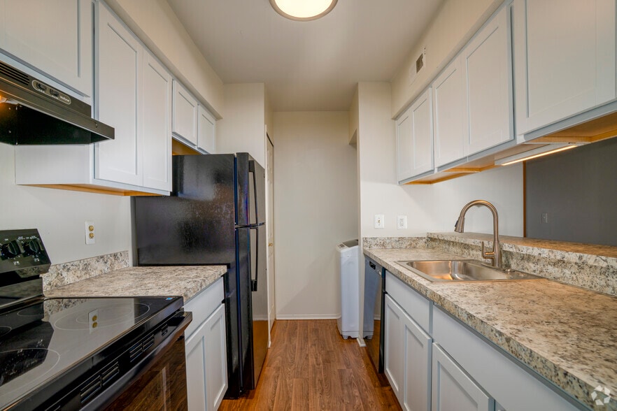 2BR, 1BA - 968SF - Kitchen - Sparrow Wood Apartments