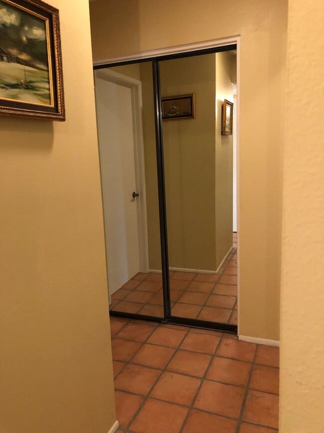 Building Photo - Lovely home with all the comforts of home. Short or Long term furnished term furnished or unfurni...