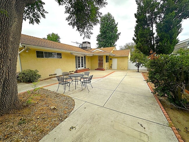 Building Photo - BEAUTIFUL 3 BDRM/2BATH ENCINO HOME