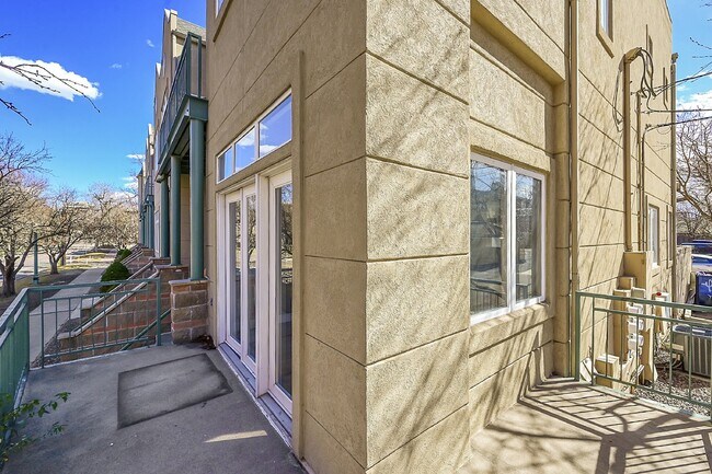 Building Photo - $3,150.00 - 2 Beds, 2.5 Baths, Apartment i...