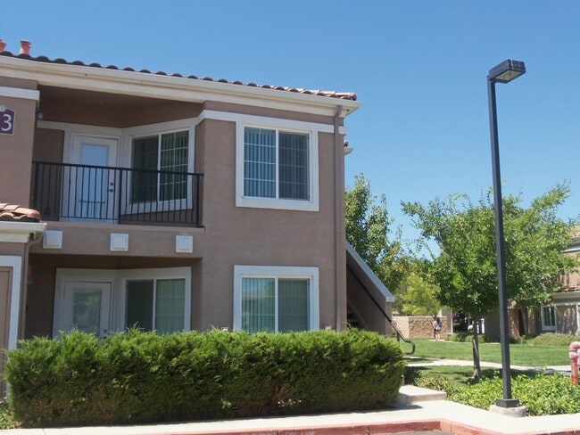 Building Photo - Adorable Upstairs 1/1 Condo (North Natomas...