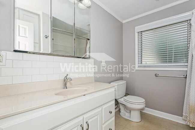 Building Photo - 4 bedroom 2 bathroom