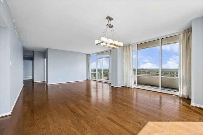 Building Photo - 15 Greenway Plz