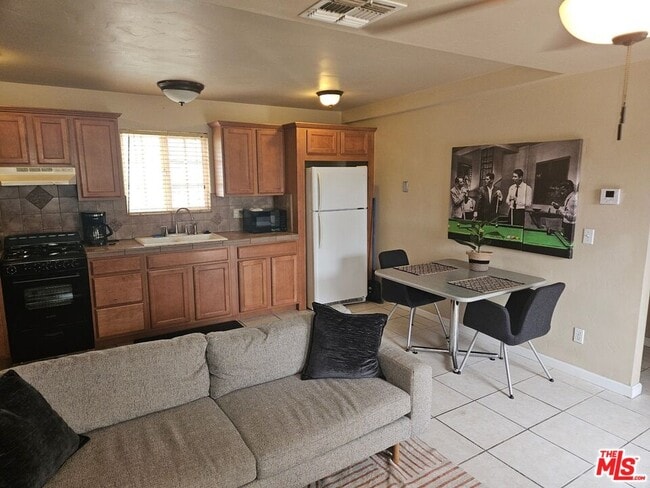 Primary Photo - 541 Calle Amigos