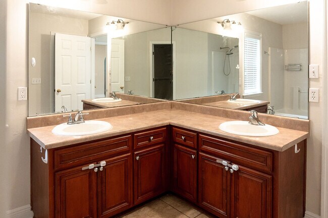 Building Photo - 1106 High Meadow Dr