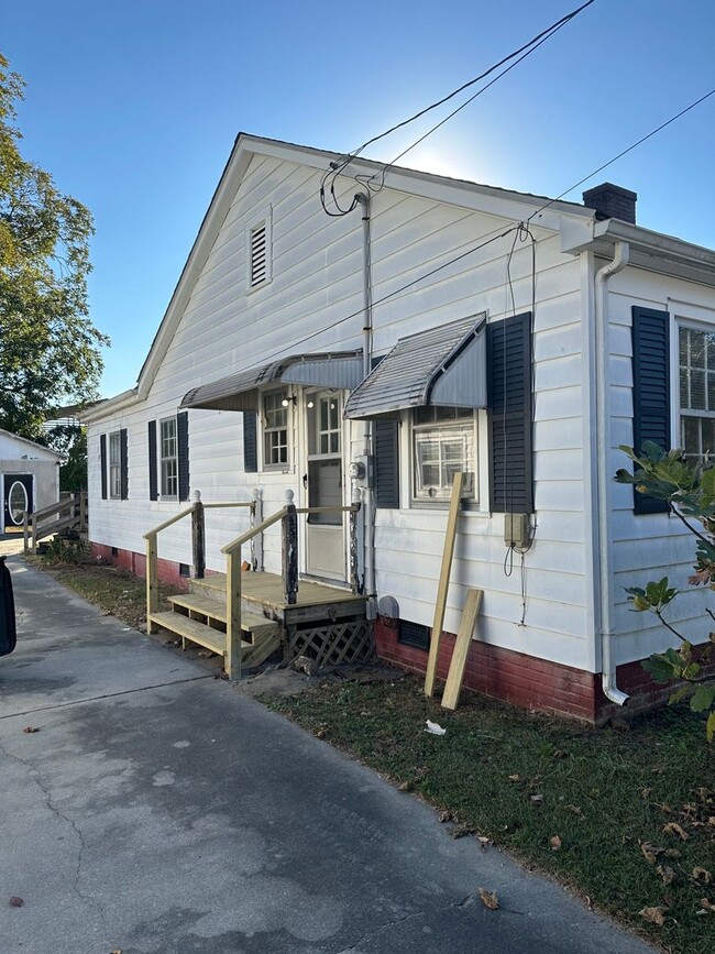 Building Photo - 1602 W Washington Ave