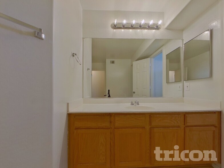 Building Photo - 10791 W Rio Vista Ln