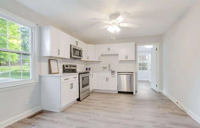 Building Photo - Cozy 3/2 Updated Home in Greenville Available Now!