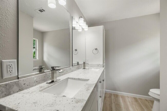 Building Photo - Remodeled 3-Bed Home with Office & Deck in...