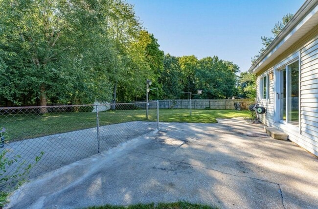 Building Photo - 3 Bedroom Home in Portage by West Lake