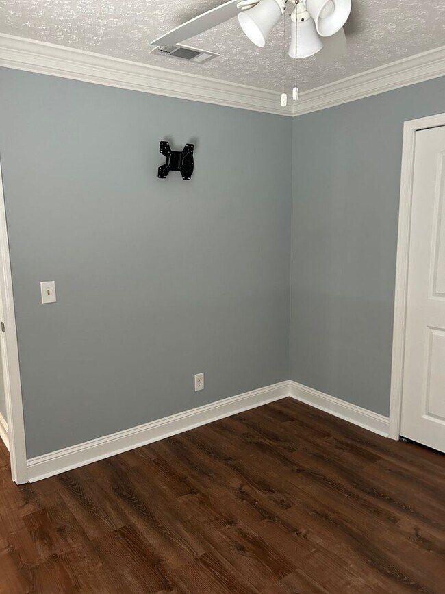 Building Photo - Forest Ridge off Middleground Road