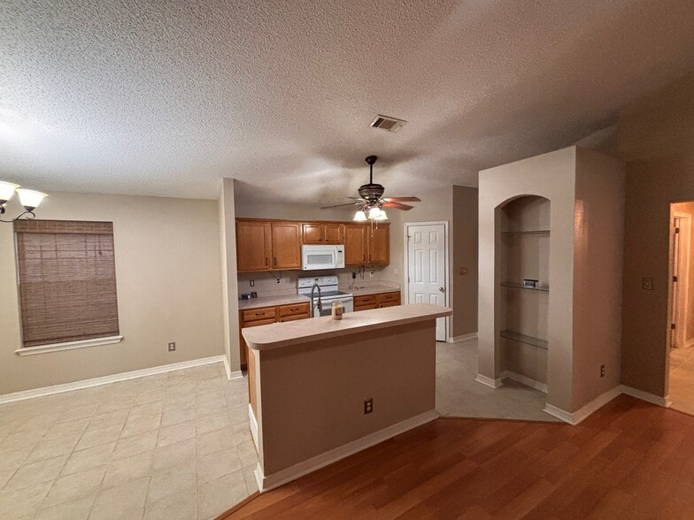 kitchen - 2517 Gulf Breeze Ave