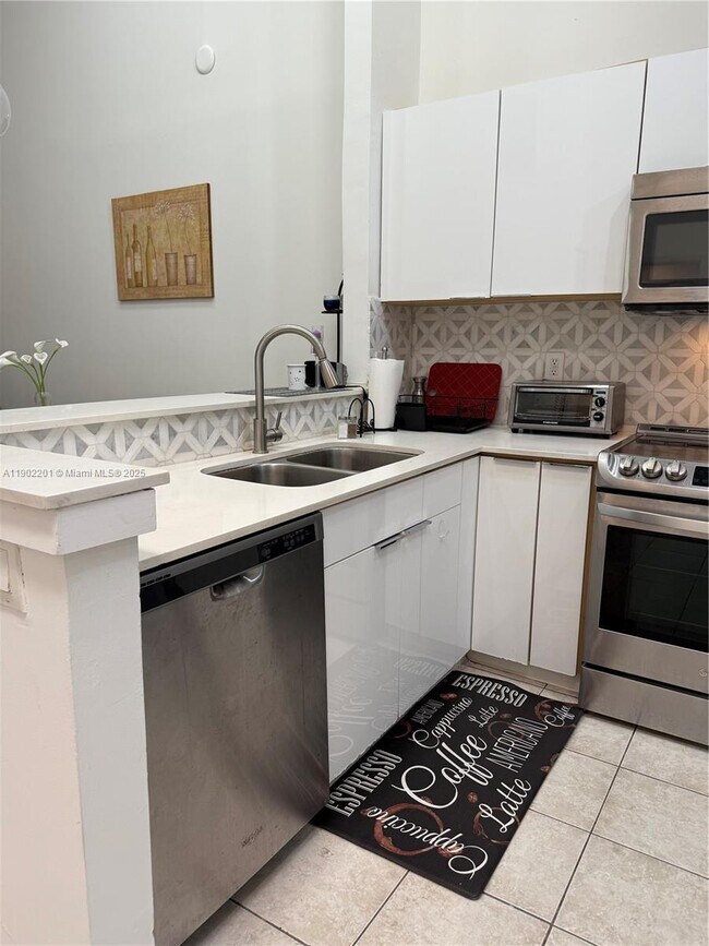 Building Photo - 5596 SW 28th Terrace