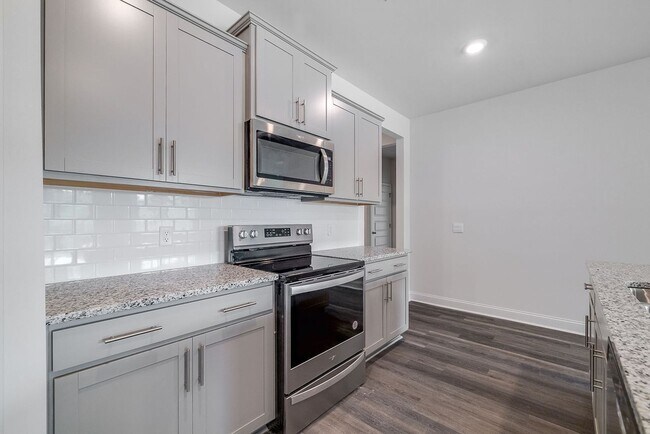 Building Photo - Beautiful 4 bedroom, 2 bathroom home locat...