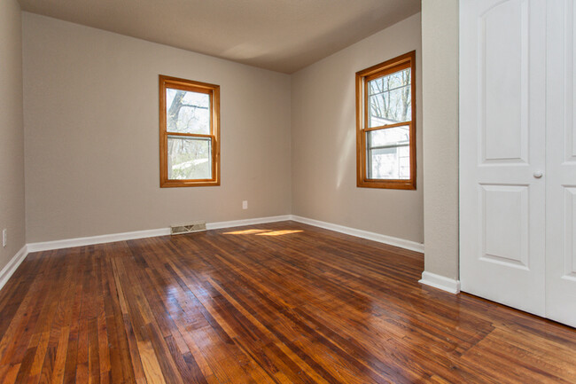 Building Photo - 4 Bedroom home fully fenced in back yard!