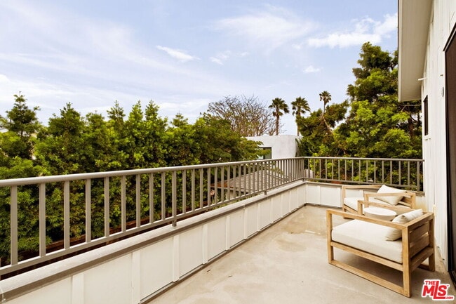 Building Photo - 1023 Superba Ave