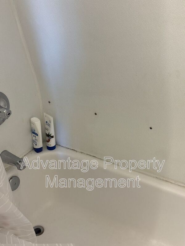 Building Photo - 146 SW Cottage St