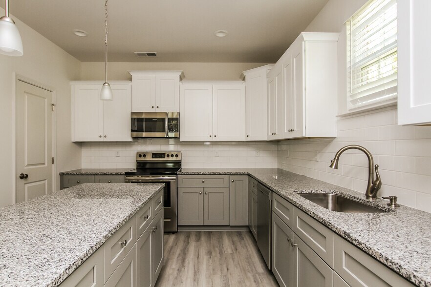 Building Photo - 6229 Woodland Cir