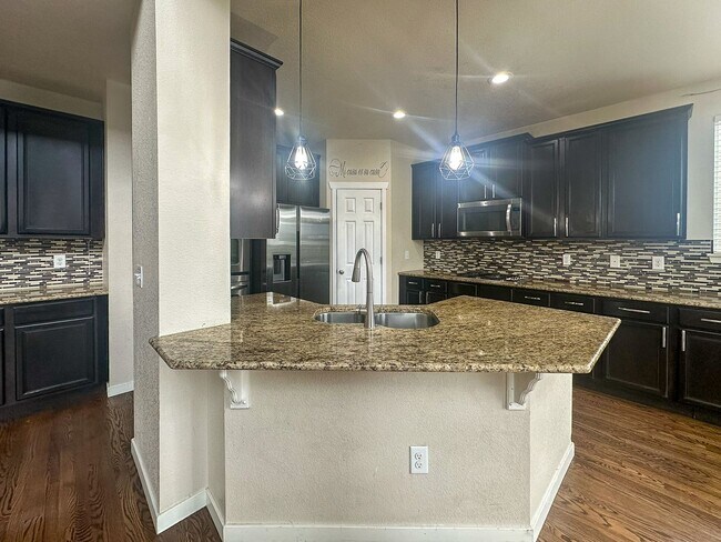 Building Photo - This 4bd home is waiting for you!