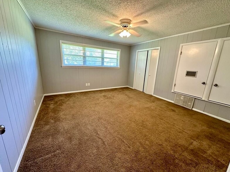 Building Photo - 3710 Hillside Dr