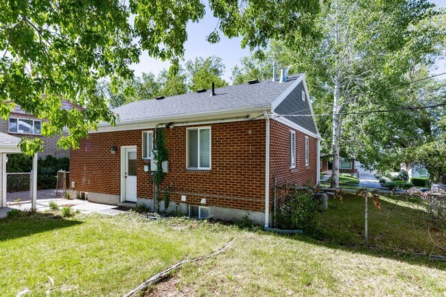 Building Photo - Beautifully Updated 3-Bedroom Home with Modern Upgrades & Spacious Backyard