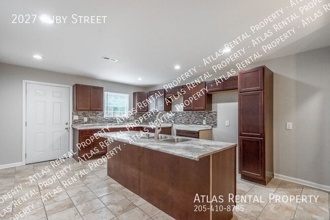 Building Photo - 2027 Ruby St