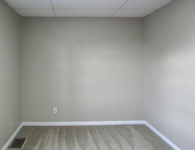Building Photo - 117 E Cherry St