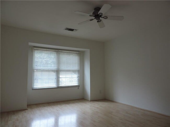 Building Photo - 68 Springhedge Ct St