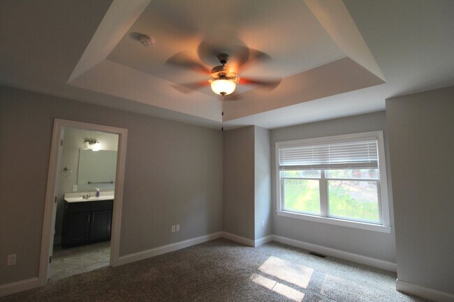 Building Photo - Spacious 3–4 Bedroom Townhome in Prime Loc...