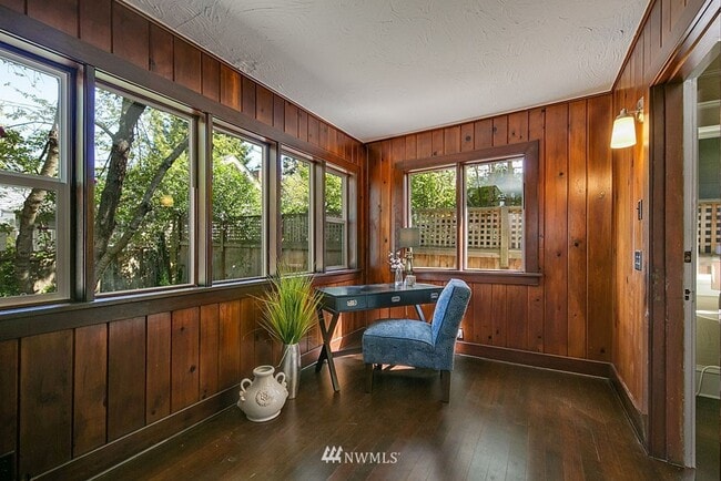 Building Photo - Spacious 5-Bedroom Home with Den & Backyar...