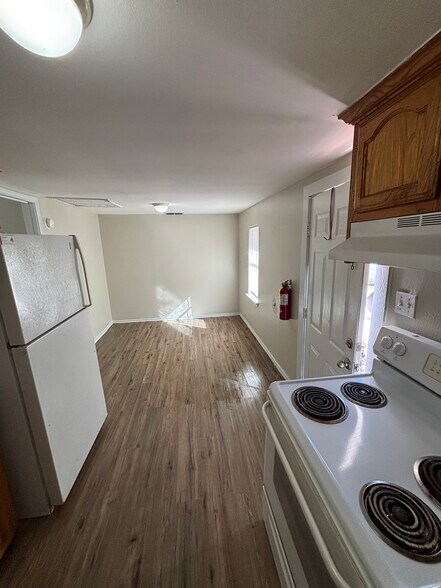 Building Photo - 446 S Texas Ave