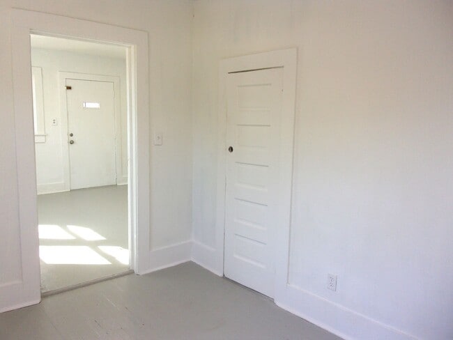 Building Photo - Fully Renovated Home close to I-77