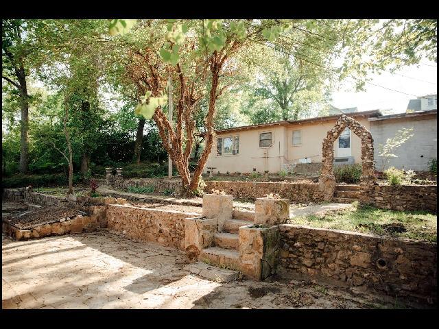 Building Photo - 312 Barton St