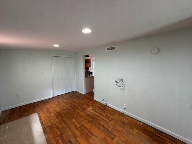 Building Photo - 320 S Washington Ave