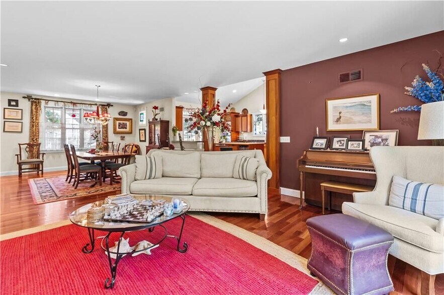 Building Photo - 93 Kickemuit Ave