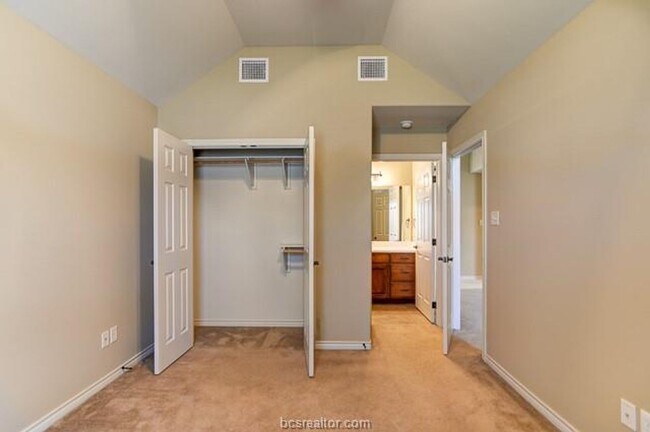 Building Photo - Available August 2026! Beautiful 5 Bed/4 B...