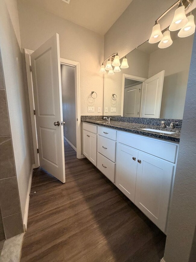 Building Photo - 3 bedrooms and 2 baths! FRESHLY RENOVATED!