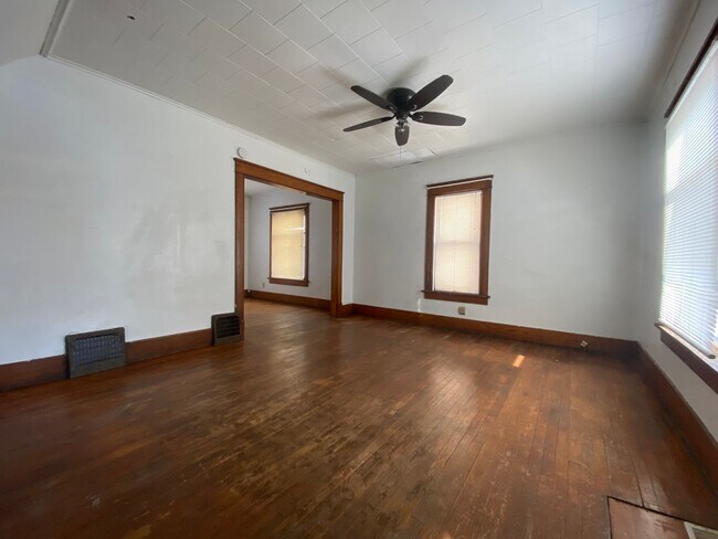 Building Photo - 2 Story two bedroom house $750 per month